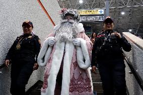 Illuminated Santa Claus Traveling  On  The Mexico City Metro