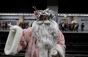 Father Christmas Tours Metro Stations In Mexico City