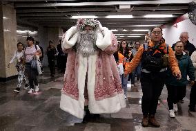 Illuminated Santa Claus Traveling  On  The Mexico City Metro