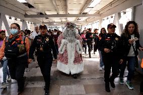 Illuminated Santa Claus Traveling  On  The Mexico City Metro