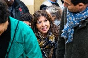 Paris mayor visits emergency shelter - Paris