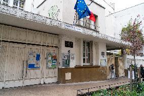 Paris mayor visits emergency shelter - Paris