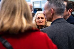 Paris mayor visits emergency shelter - Paris