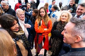 Paris mayor visits emergency shelter - Paris