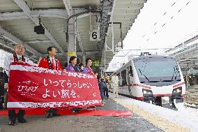 JR East sightseeing train Hinabi debuts in northeastern Japan