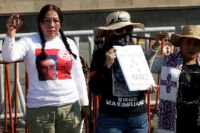 Families of Mexico’s disappeared Protest outside the National Palace