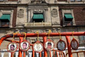 Families of Mexico’s disappeared Protest outside the National Palace