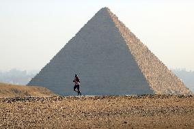 (SP)EGYPT-GIZA-PYRAMIDS HALF MARATHON