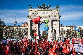 The Strike Of Trade Workers And Services For The Renewal Of Contracts In Milan
