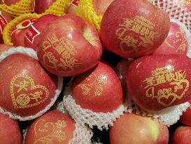 Merry Christmas Apples Sold in Yichang