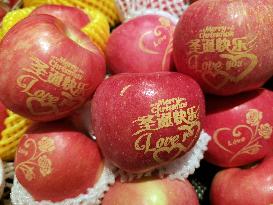 Merry Christmas Apples Sold in Yichang