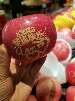 Merry Christmas Apples Sold in Yichang