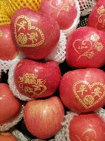 Merry Christmas Apples Sold in Yichang