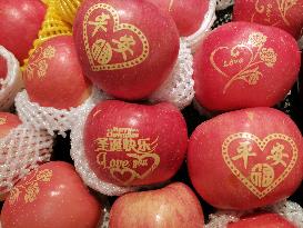 Merry Christmas Apples Sold in Yichang