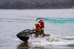 Washington DC Waterskiing Santa On The Potomac River