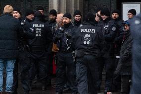 High Security At Cologne Cathedral As Warning Of Alleged Terror Attack Planned For New Yar Eve