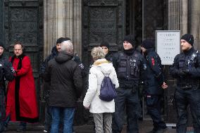 High Security At Cologne Cathedral As Warning Of Alleged Terror Attack Planned For New Yar Eve