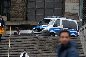 High Security At Cologne Cathedral As Warning Of Alleged Terror Attack Planned For New Yar Eve