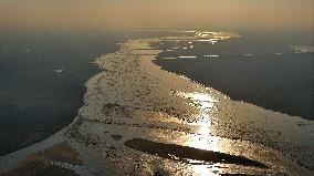 (VistaNingxia)CHINA-NINGXIA-YELLOW RIVER-FLOWING ICE (CN)