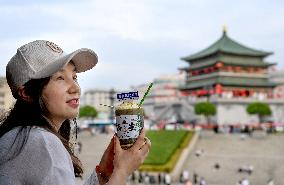 Xinhua Headlines: Chinese new-style tea brewing global appeal via overseas expansion