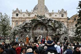 Pope Francis Delivers Christmas Urbi et Orbi Message - Vatican