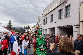 Tourists Enjoy The Victorian Christmas Street Market In Nevada City, Calif. On Sunday, December 17, 2023.
