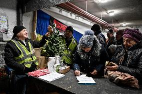 Defenders of Huliaipole sing carols for local residents