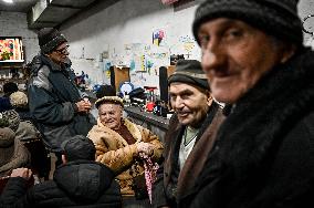 Defenders of Huliaipole sing carols for local residents