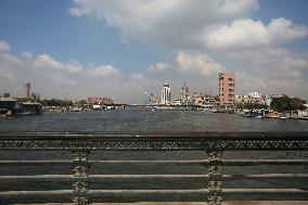 Daily Life On Qasr Al Nile Bridge