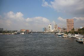 Daily Life On Qasr Al Nile Bridge