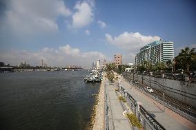 Daily Life On Qasr Al Nile Bridge