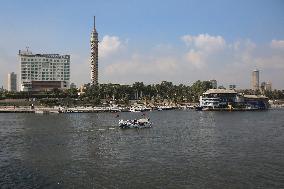 Daily Life On Qasr Al Nile Bridge