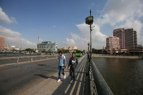 Daily Life On Qasr Al Nile Bridge