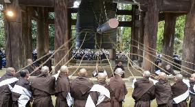 Rehearsal of New Year's Eve bell-ringing at Kyoto temple