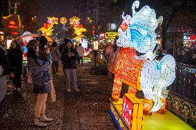 Tourists Enjoy Lanterns in Nanjing