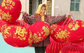 A Lantern Workshop in Hai'an