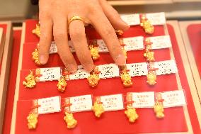 Dragon Elements Gold Ornaments Popular in China