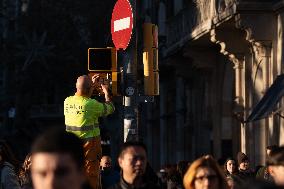 Traffic Lights With The Portraits Of  Mortadelo And Filemon - Barcelona