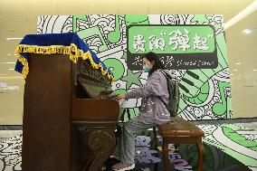 Sharing Piano in Subway Station in Guiyang