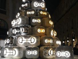 Climate activists targeted Gucci Christmas tree - Milan