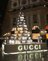 Climate activists targeted Gucci Christmas tree - Milan