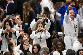 Pope Francis in audience with official student Catholic choral organization