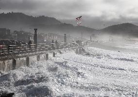 U.S.-CALIFORNIA-PACIFICA-HUGE WAVES