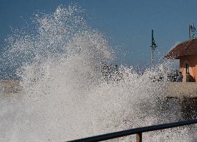 U.S.-CALIFORNIA-PACIFICA-HUGE WAVES