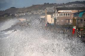 U.S.-CALIFORNIA-PACIFICA-HUGE WAVES