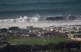 U.S.-CALIFORNIA-PACIFICA-HUGE WAVES