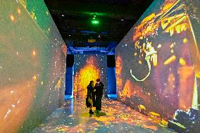 Tourists Experience The Time and Space Tunnel Project in Qingzhou