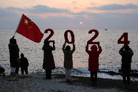 Citizens Welcome 2024 in Lianyungang