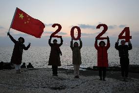 Citizens Welcome 2024 in Lianyungang