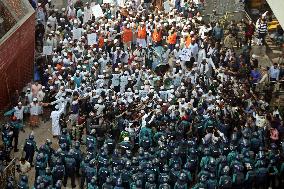 Islami Andolan Bangladesh party supporters march towards the president's office - Dhaka